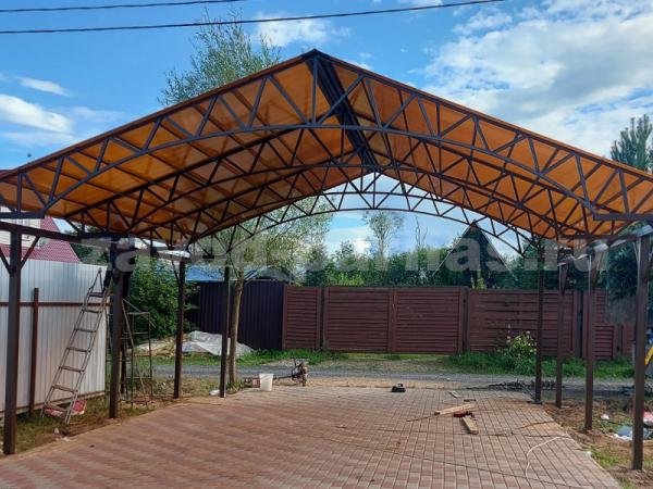 Навес из металла для автомобиля с двухскатной крышей