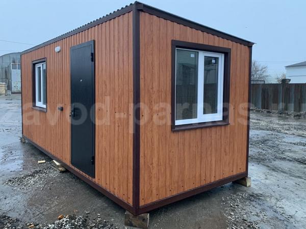 Компактный летний дом с деревянной отделкой и ПВХ-окнами